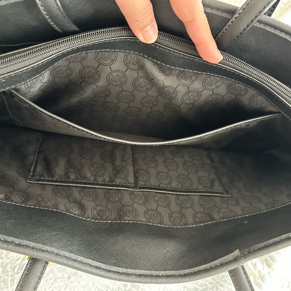 Michael Kors Jet Set Travel Tote - Picture 8 of 14